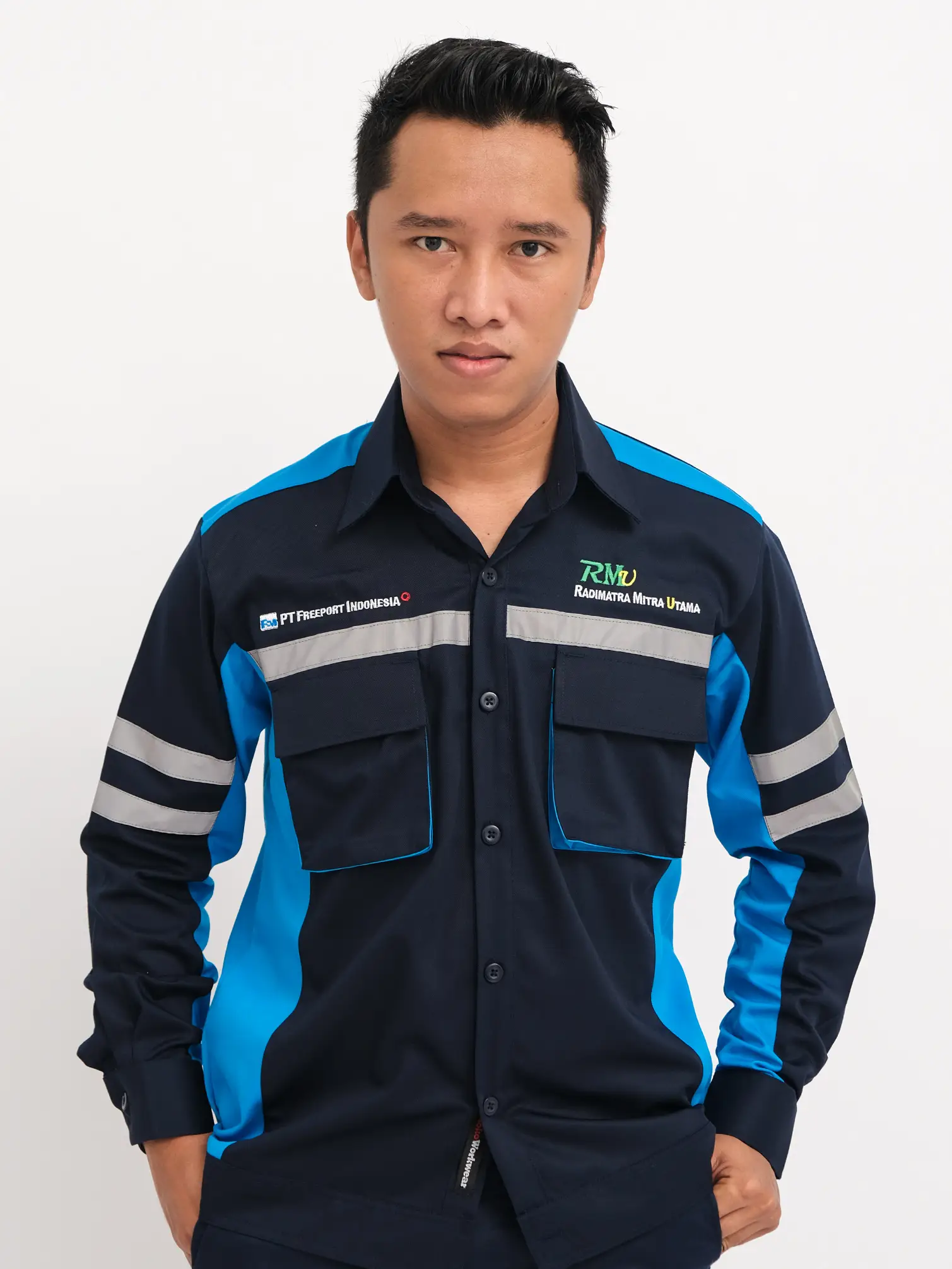 Seragam kerja tambang PT Freeport Indonesia warna biru dan navy dengan desain custom perusahaan