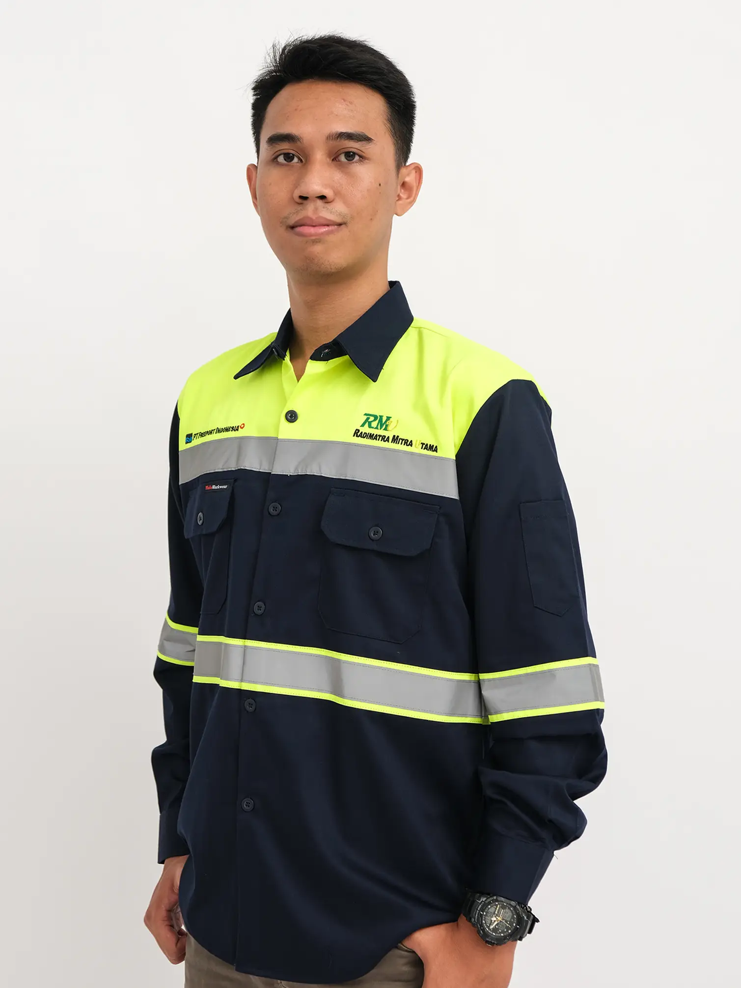 Model mengenakan seragam tambang PT Freeport Indonesia warna kuning dan navy dengan reflector safety standar industri
