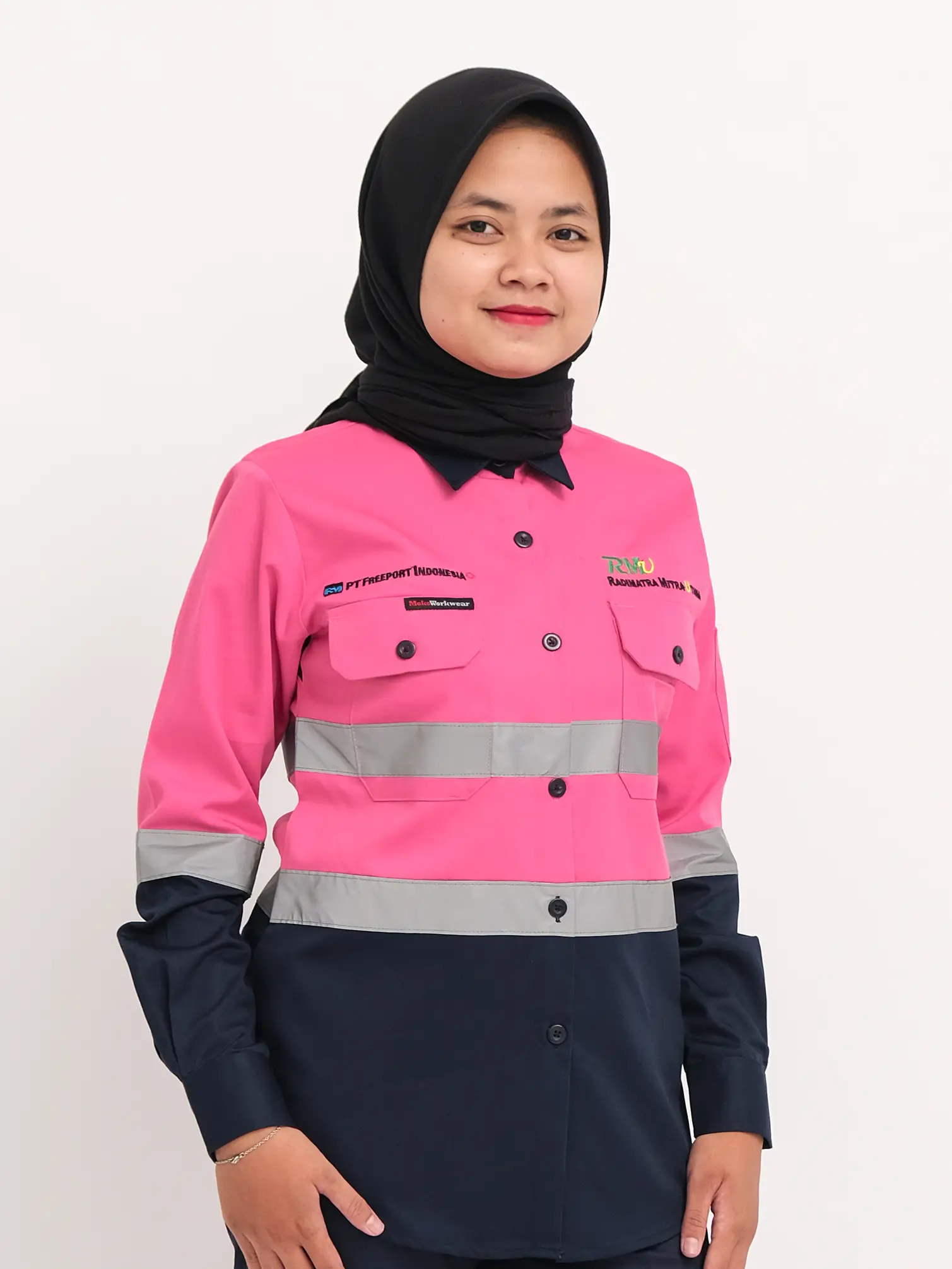 Seragam safety tambang wanita warna pink dan navy dengan reflective tape untuk area kerja pertambangan