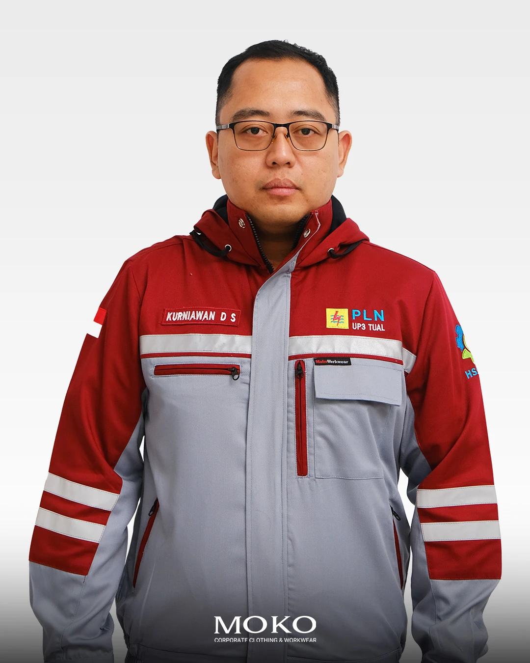 7 Jenis Seragam Kerja Populer untuk Berbagai Bidang Usaha di Indonesia 6 Jaket seragam kerja safety custom warna merah abu-abu dengan bordir logo perusahaan, reflective tape, dan desain profesional untuk kebutuhan industri.