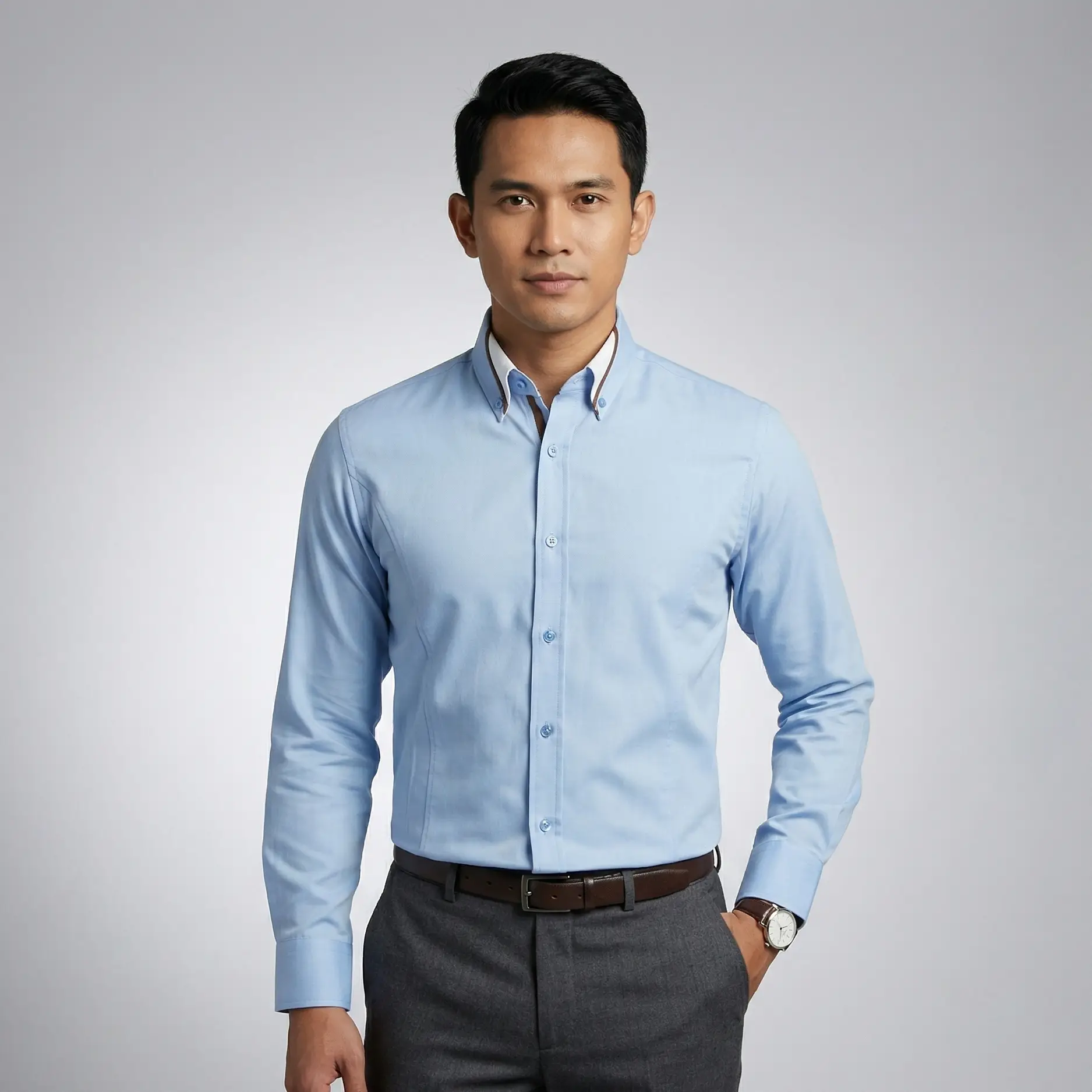 Pria menggunakan kemeja seragam kerja kantor warna biru muda lengan panjang produksi Moko Garment Indonesia