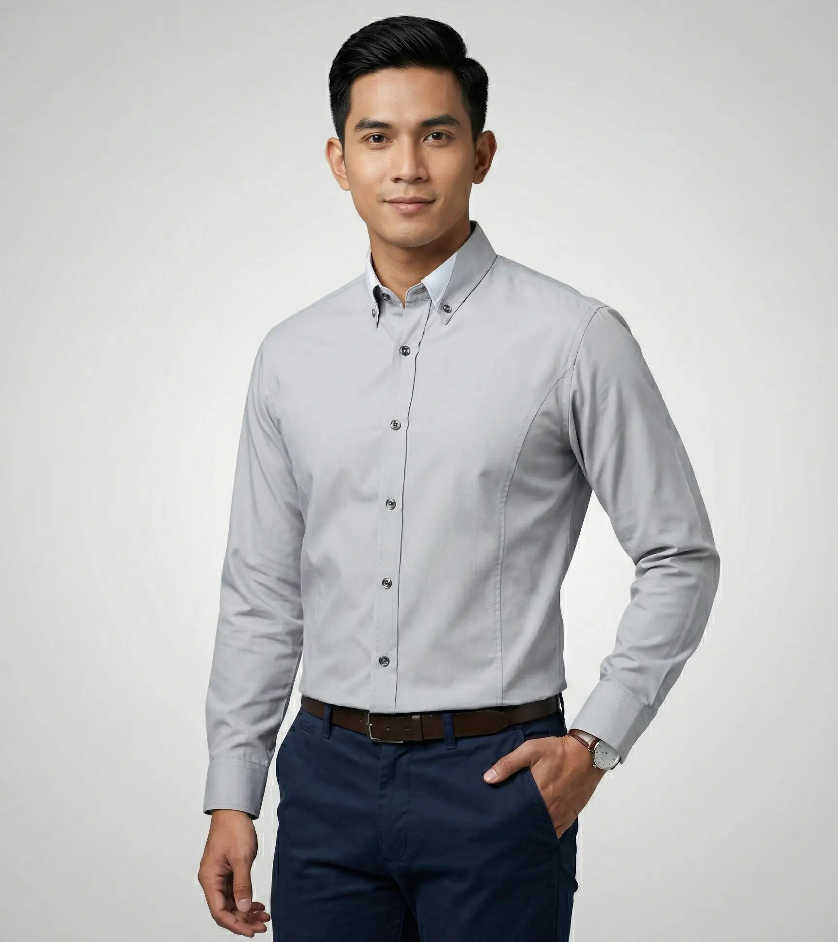 Model pria mengenakan kemeja seragam kerja kantor lengan panjang warna abu-abu produksi Moko Garment Indonesia.
