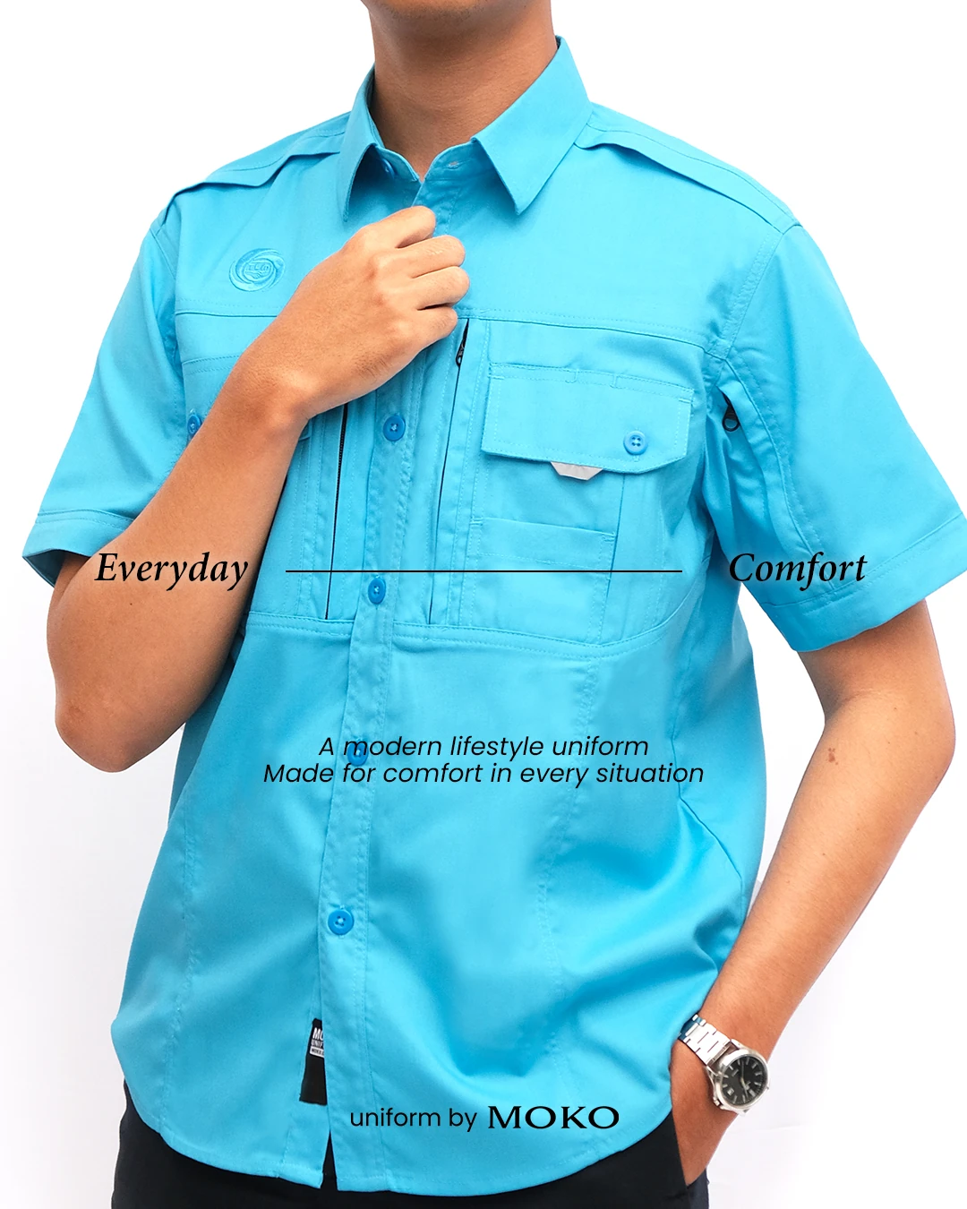 Kemeja seragam kerja lengan pendek custom warna biru dengan desain profesional, kantong multifungsi, dan bordir logo perusahaan untuk kebutuhan kantor maupun lapangan.