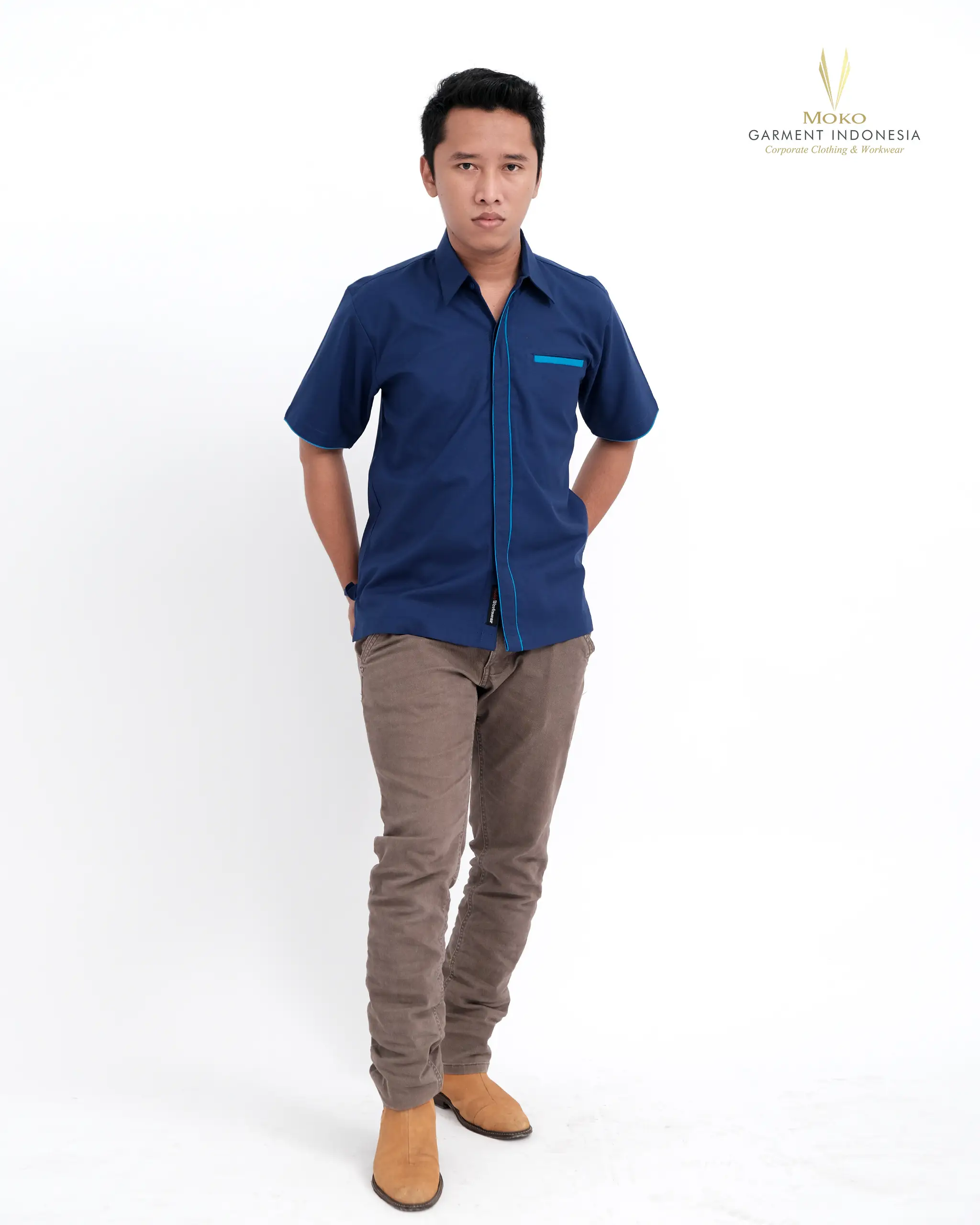 Model mengenakan kemeja seragam kerja pria biru navy lengan pendek dengan aksen garis biru muda produksi Moko