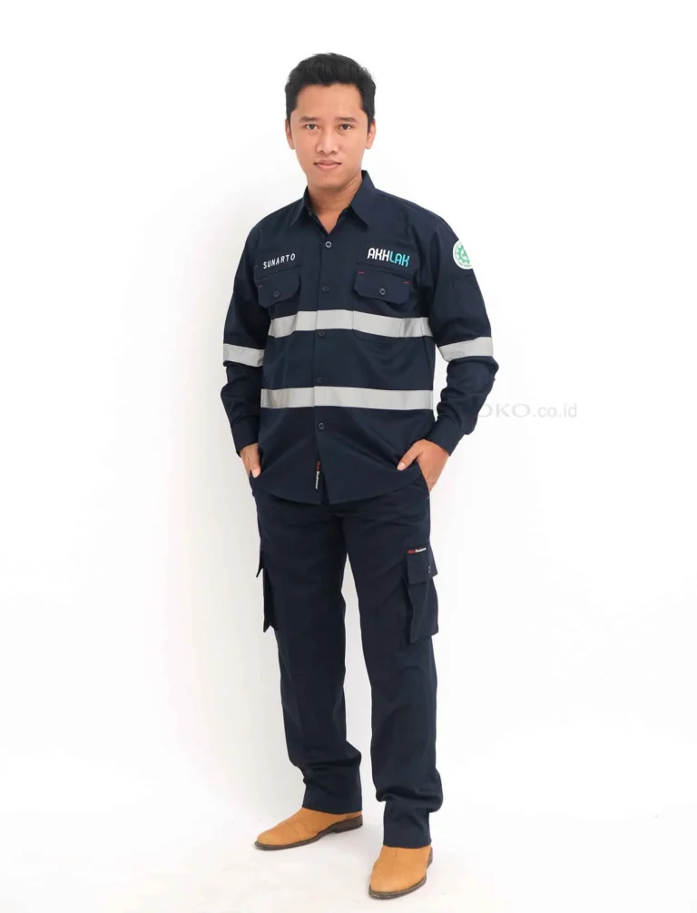 Model mengenakan wearpack full set (kemeja dan celana cargo) K3 PLN UP3 Sumbawa warna biru navy dari Moko Garment