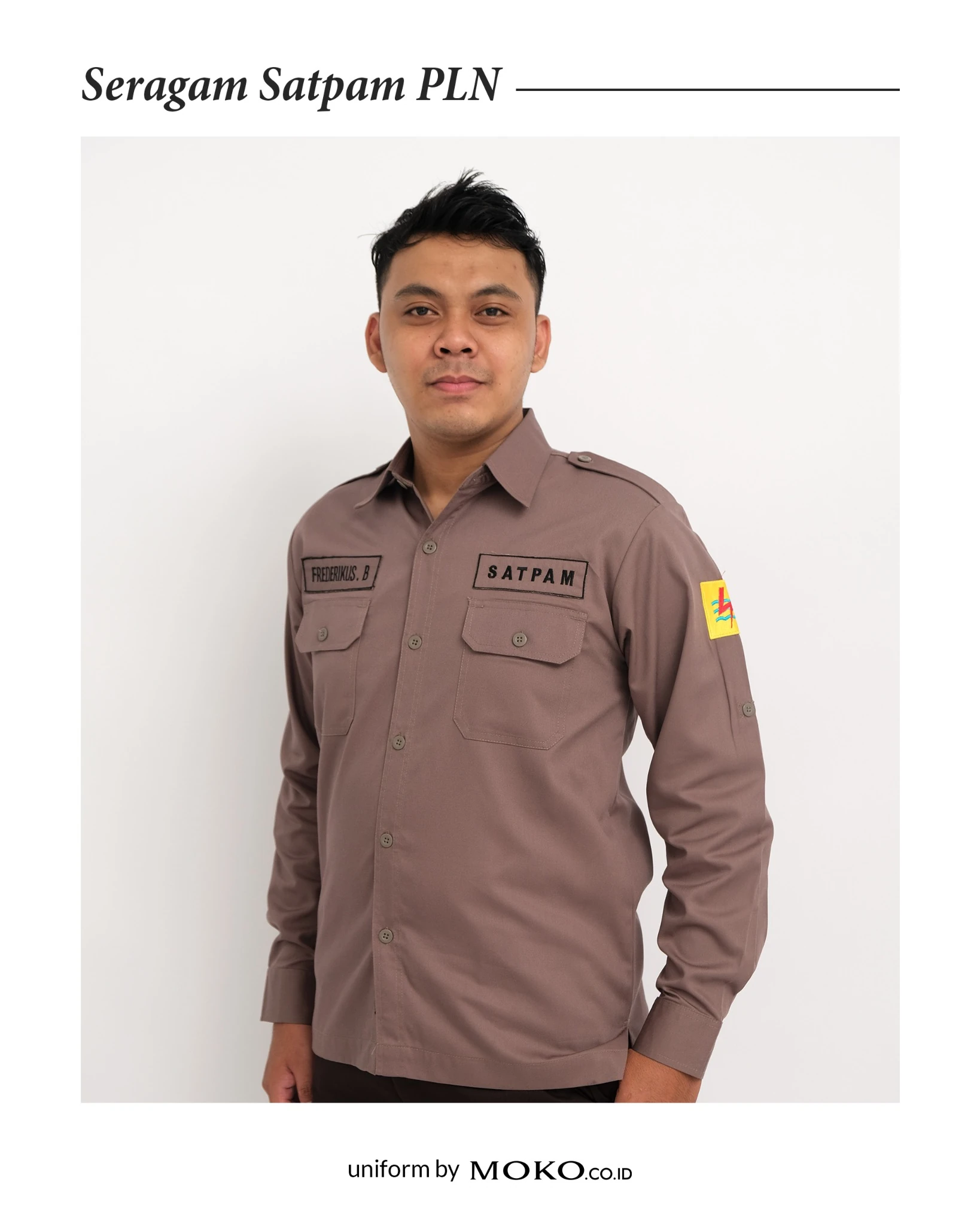 Model mengenakan seragam satpam custom lengan panjang warna cokelat dengan name tag, bordir identitas, dan desain profesional untuk petugas keamanan perusahaan.