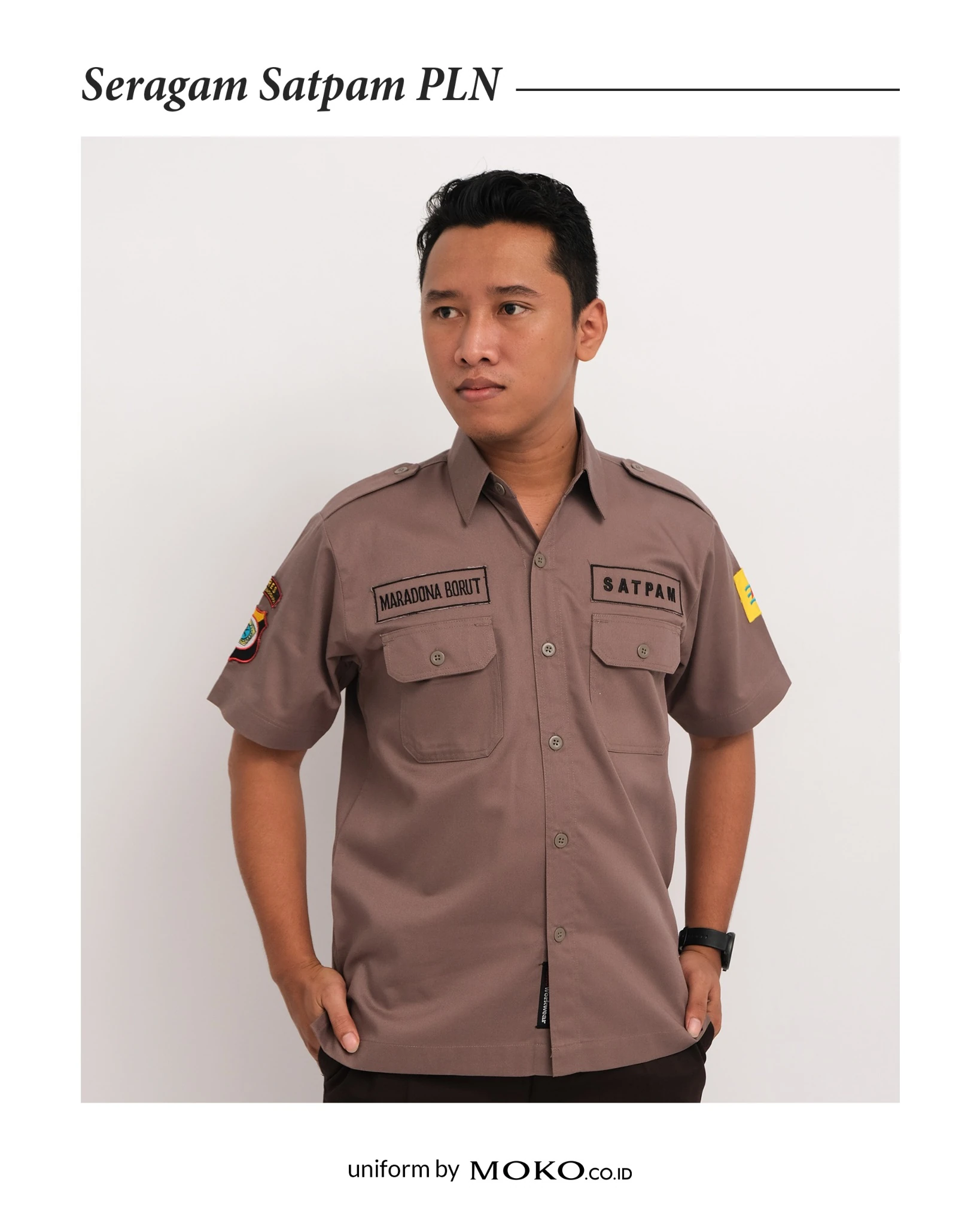 Model mengenakan seragam satpam custom lengan pendek warna cokelat dengan name tag, emblem, dan desain profesional untuk petugas keamanan perusahaan dan instansi.