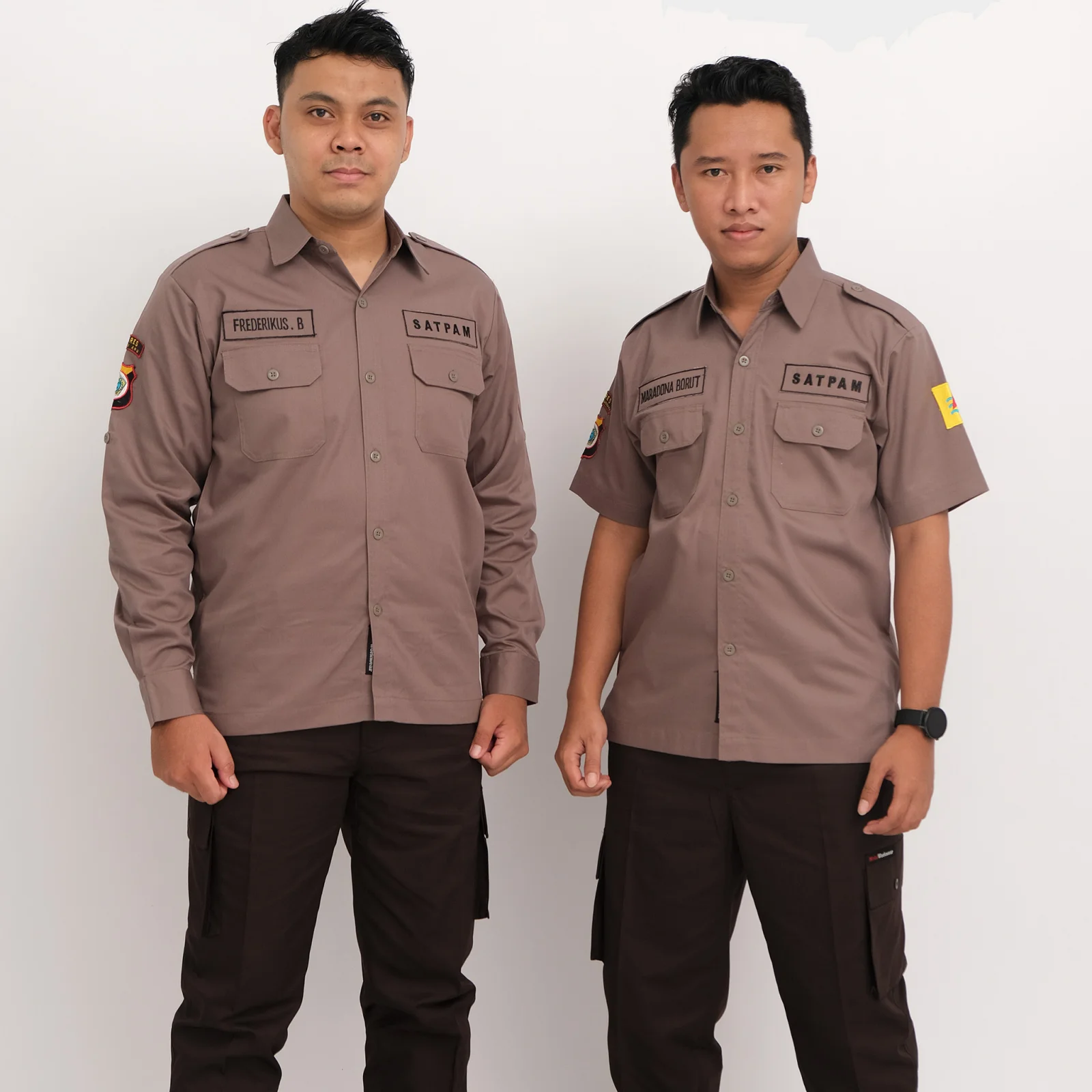 Dua model mengenakan seragam satpam custom dengan pilihan kemeja lengan panjang dan lengan pendek lengkap dengan celana kerja untuk kebutuhan perusahaan dan instansi.